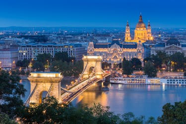 Tour a pé pelo Castelo de Buda e cruzeiro à noite pelo rio em Budapeste